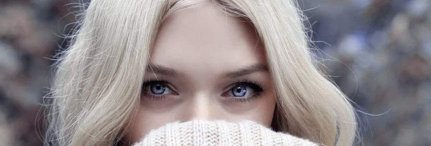 femme blonde aux yeux bleus